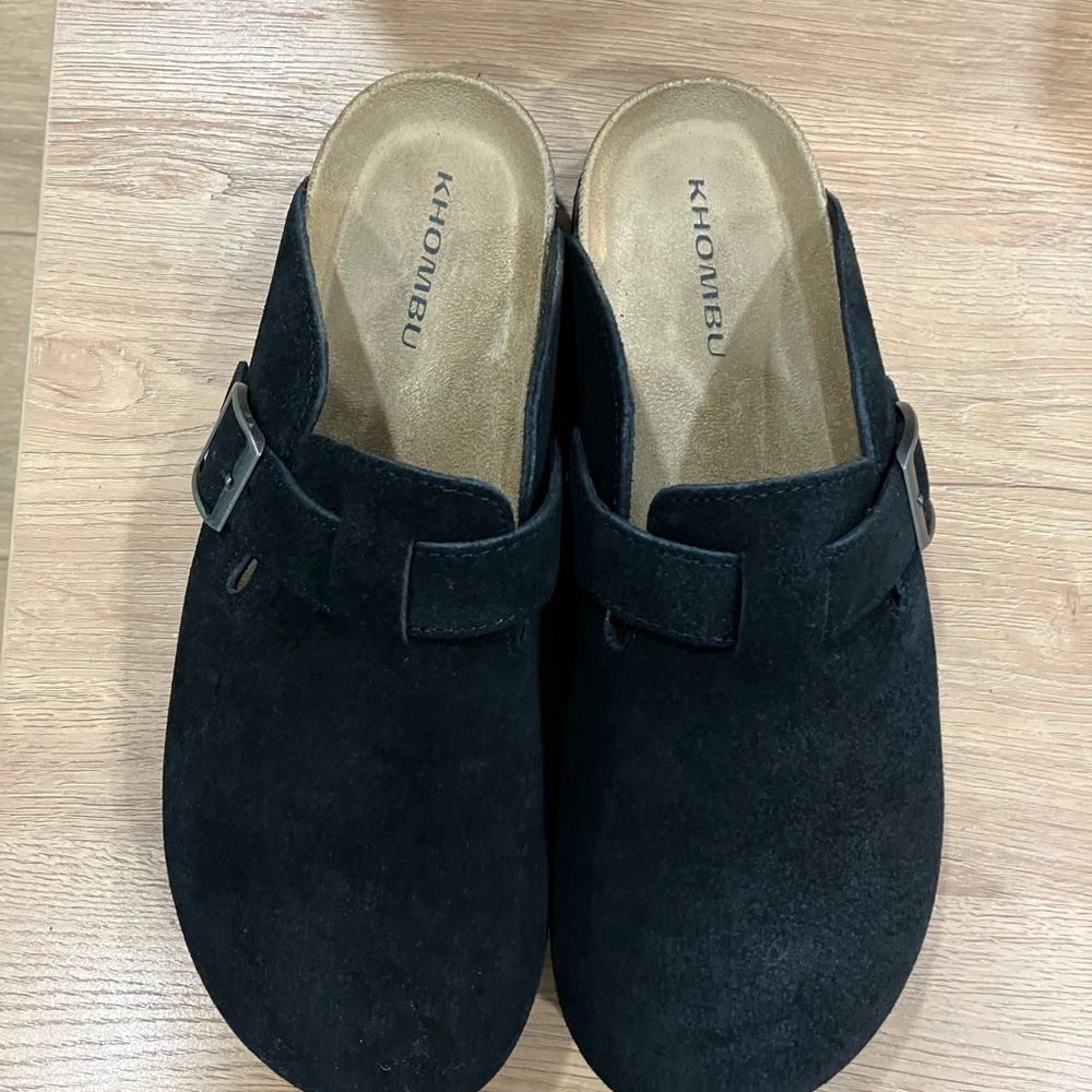 Khombu Men’s Black Suede Slip-On Clog with Buckle (Unisex)